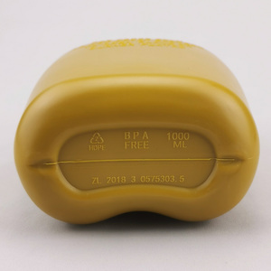 Échantillon gratuit : Gourde authentique en acier inoxydable fabriquée en usine pour le camping et la randonnée, avec une tasse et une ceinture de transport en nylon vert. - Product Image 5