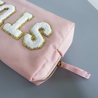Pochette de maquillage en chenille avec lettres, jolie pochette cosmétique rose avec garniture et fermeture éclair dorées pour femmes, idéale pour les voyages