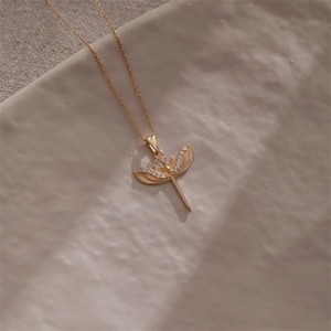 Delicado Collar con Colgante de Ala de Ángel Chapado en Oro con Circonita - Product Image 3
