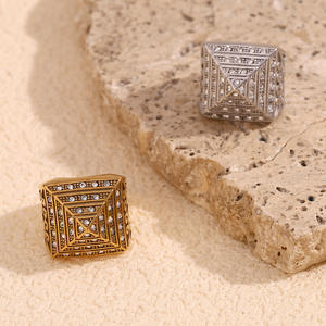 Hoogwaardige op maat gemaakte gepersonaliseerde heren hiphop ringen met piramideontwerp, geïnspireerd op wijnranken, zirkoon, 18k verguld roestvrij staal - Product Image 4