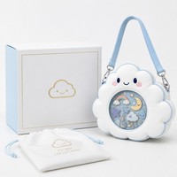 Sac à dos Ita personnalisé en forme de nuage fantaisie, avec épingles en émail étoiles arc-en-ciel scintillantes et gouttes de pluie souriantes, thème ciel rêveur, sac à bandoulière