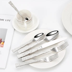 Juego de cubiertos de acero inoxidable con diseño de piedra en relieve - Product Image 3