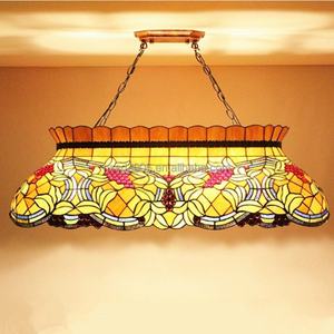 Lustre Tiffany rectangulaire de 42 pouces à motif de raisins en verre teinté pour salle à manger, hôtel, décoration, disponible en taille moyenne - Product Image 3