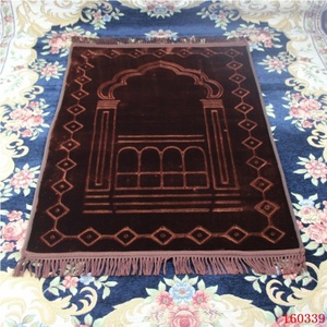 Alfombra de oración islámica Sajjadah de franela gruesa de alta calidad con diseño floral, lavable, para uso doméstico. - Product Image 4