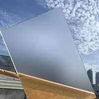 Feuille de plexiglas acrylique transparente givrée découpée sur mesure avec revêtement PMMA