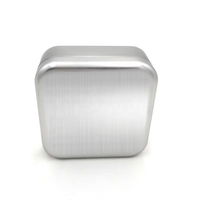Boîte en métal carrée gravée sur mesure avec emballage en matériaux recyclés pour écouteurs, chargeur, clé USB