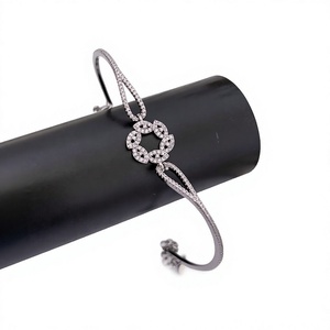 Bracelet manchette en alliage plaqué argent avec motif floral en zircon pour femme, style classique pour mariage - Product Image 1