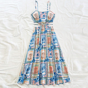 Vestido Largo de Verano con Estampado Tropical, Tirantes Finos, Aberturas y Corte en A, Estilo Casual y Relajado - Product Image 5
