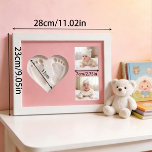 Cœur en carton. Placé sur une surface plane ou accroché au mur. Cadre <span class=keywords><strong>photo</strong></span> commémoratif pour <span class=keywords><strong>les</strong></span> empreintes <span class=keywords><strong>de</strong></span> <span class=keywords><strong>mains</strong></span> et <span class=keywords><strong>de</strong></span> pieds d'enfants - Product Image 3