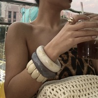 Gelang Lipat Abu-abu Bunga Beras Bulat Artistik Resin Tekstur Tinggi Sederhana
