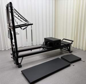 Tour de Pilates Reformer en aluminium noir Commercial Studio <span class=keywords><strong>V2M</strong></span> Plus avec support vertical - Product Image 3