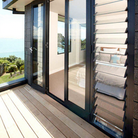 Store banne solaire motorisé horizontal moderne en aluminium argenté pour façade murale, persienne solaire à ventilation réglable pour fenêtre