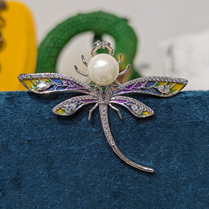 Broche de Mariposa Vintage, Broche de Cristal de Lujo con Efecto de Goteo de Aceite, Joyería con Insignia de Sol y Luna para Mujer, en Existencia, Venta al por Mayor - Product Image 5