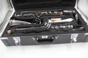 <span class=keywords><strong>Clarinete</strong></span> bajo <span class=keywords><strong>de</strong></span> alta calidad Eastern Music Bb19 con llaves, tipo Selmer, cuerpo <span class=keywords><strong>de</strong></span> ebonita niquelada con acabado <span class=keywords><strong>de</strong></span> textura <span class=keywords><strong>de</strong></span> madera para interpretación. - Product Image 5