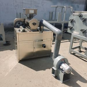 Integrierte Maschine zum Schälen von Erdnuss schalen, Halb schneiden und Hacken nach dem Backen, ein guter Helfer für die Lebensmittel verarbeitung - Product Image 3