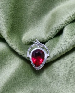 จี้รูปหยดน้ำทรงหยดน้ำ ทำด้วยมือ เงินแท้ 925 ประดับพลอยทับทิมสีแดง สร้อยคอ จี้ห้อยประดับอัญมณี - Product Image 1