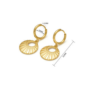 Anting-anting lingkaran berbahan baja bedah 316L ukuran 18G dengan gaya geometris, trendi, dilengkapi liontin, dilapisi emas 18K PVD untuk wanita. - Product Image 2