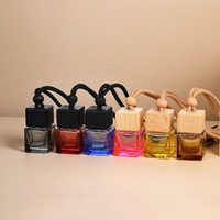 Diffuseur d'air frais pour voiture en verre coloré de forme carrée de 8 ml avec cordon de suspension et bouchon à vis pour rafraîchir l'intérieur
