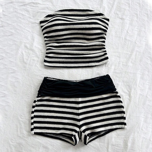 Conjunto de Dos Piezas Peeqi YDX1142, Moda Verano 2025, Traje de Punto para Mujer, Top Corto sin Tirantes a Rayas, Shorts Sexys - Product Image 1