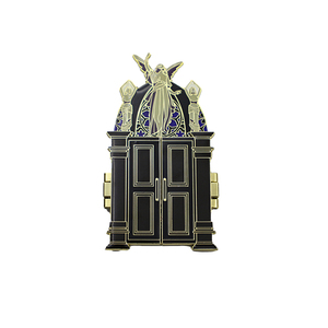 Pin de Solapa Plegable de Esmalte Duro Personalizado de Alta Gama con Personaje de Anime Brillante y Cierre de Mariposa - Product Image 2