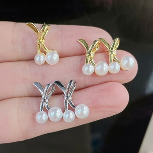 EM1447 Boucles d'oreilles à tige en émail plaqué or et cerise rouge, émail des années <span class=keywords><strong>80</strong></span> rouge blanc <span class=keywords><strong>maquillage</strong></span> flocon de neige boucles d'oreilles Huggie Hoop - Product Image 6