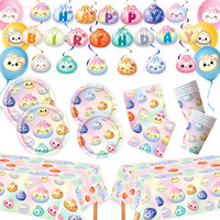Adorables décorations colorées pour fête d'anniversaire : assiettes en carton, gobelets, bannière, nappe, et décorations de gâteau.