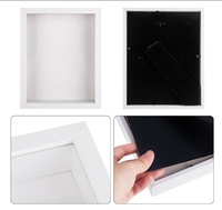 Vente en gros de panneaux modernes en MDF blanc Cadre photo en bois suspendu avec fleurs séchées 3D et verre