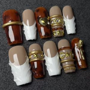 Faux ongles à presser vintage marron à motifs floraux, longs, forme cercueil, en acrylique, avec détails dorés chromés - Product Image 4