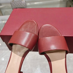 รองเท้าหนังดีไซน์เนอร์คุณภาพสูง ลายเรียบง่าย สวมใส่สบาย กันลื่น จากแบรนด์ดัง รองเท้าส้นแบน - Product Image 4