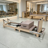 Reformer Pilates pliable en érable de haute qualité avec charnières dissimulées et résistance à ressort réglable pour la maison, la salle de sport et l'entraînement en studio