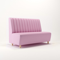 Ensemble de salle à manger avec fauteuils courbes aux couleurs pastel et table en bois clair, banquette et chaises pour restaurant de restauration rapide (hamburger)