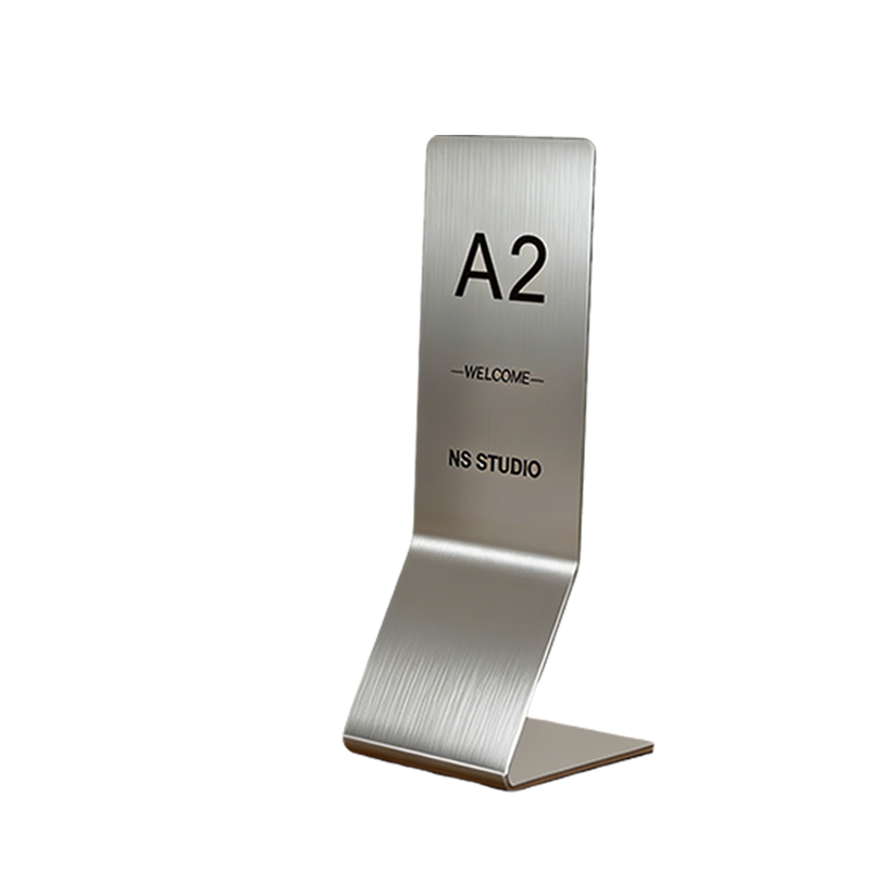 Acier inoxydable argenté brossé