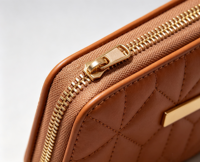 Dompet Wanita Pendek Kecil PU Resleting Portabel 2024 Baru Berlian Quilted Bordir Pelat Besi Gantungan Bulu Bola Koin Poliester