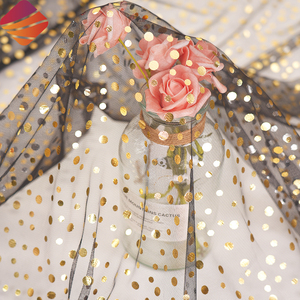 <span class=keywords><strong>Tissu</strong></span> en tulle maille hexagonal noir doux 100 % polyester personnalisé avec motif à pois et impression dorée <span class=keywords><strong>pour</strong></span> costumes d'enfants et robes de fête <span class=keywords><strong>pour</strong></span> filles - Product Image 2