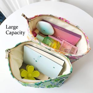 Graziosa piccola borsa per il trucco con motivi floreali, beauty case da viaggio con ampia capacità e chiusura a zip (personalizzabile) - Product Image 5