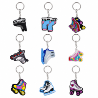 Porte-clés personnalisé en caoutchouc en forme de patin à roulettes, joli breloque en forme de chaussure de sport pour la décoration de sacs à dos, cadeau de fête, prix de gros