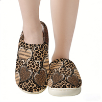 Chaussons en peluche motif cœur léopard, antidérapants et confortables, pour couples et tous les âges, à porter en intérieur et en extérieur, pour un usage décontracté