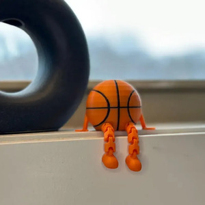 Venta al por mayor: Novedad - Adornos pequeños de baloncesto de plástico con postura única sentada en la cancha, juguetes novedosos y de broma. - Product Image 2