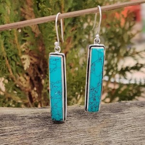 Orecchini Pendenti Lunghi Stile Vintage Reale con Finitura Dorata e Pietra Blu Decorata, Eleganti Orecchini da Donna - Product Image 3