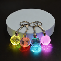 Porte-clés LED en cristal synthétique pas cher, en gros, en forme de globe, de ballon de football, de basket-ball ou de balle de golf, couleur personnalisée, écologique, durable, cadeau promotionnel