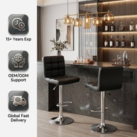 Support OEM/ODM pour tabourets de bar en cuir quadrillé avec base en métal chromé, pivotants et pneumatiques, pour salles de réunion et bureaux.