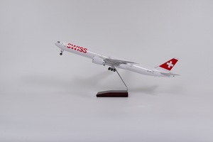 Modèle d'<span class=keywords><strong>avion</strong></span> avec éclairage LED, affichage statique, objet de collection, <span class=keywords><strong>Boeing</strong></span> <span class=keywords><strong>777</strong></span>-300ER Swiss Air, 47 cm, 1/160 - Product Image 4