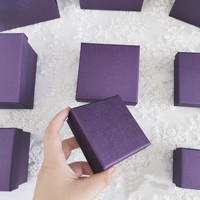 Boîte à bijoux texturée A1 de couleur violette avec couvercle indépendant, intérieur noir, détail nœud blanc et présentation raffinée pour cadeau