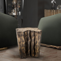 Ensemble de tables d'appoint modernes en laiton poli moulé avec motif d'arbre doré gravé et finitions décoratives, mobilier domestique