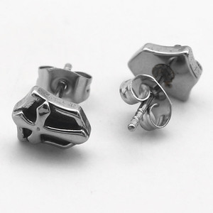 Boucles d'oreilles clous Yunnique Gothic Shield en acier inoxydable, design croix, bijoux punk tendance, petites boucles d'oreilles de forme géométrique - Product Image 4