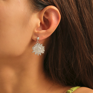 Pendientes de Acero Inoxidable con Baño de Oro PVD de 18K, Resistentes al Agua, con un Toque de Lujo Ligero, Diseño de Girasol Dorado Exagerado - Product Image 4