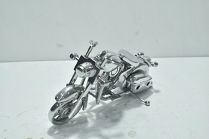 Modèle d'avion aquatique élégant en aluminium plaqué argent, très demandé, pour la décoration de maisons, bureaux et hôtels de luxe, en vente - Product Image 3