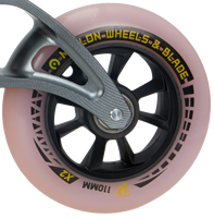 Chaque patin à roulettes en ligne professionnel roule les roues de chaussures de patinage de vitesse pour des adultes de patins de vitesse