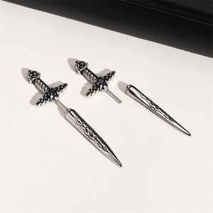 Boucles d'oreilles clous vintage punk nœud celtique épée en zircon noir acier inoxydable plaqué argent vente en gros - Product Image 2