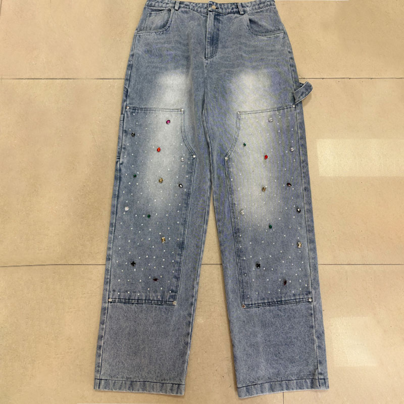 jeans con parches de cuero en las rodillas que reinicia su